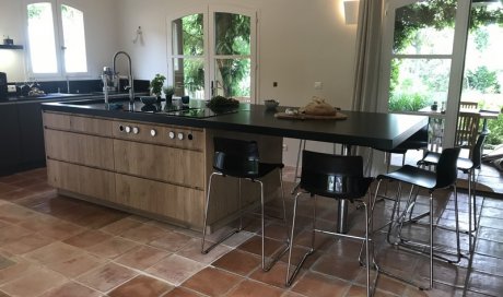 Professionnel pour création et pose de cuisine moderne en bois sur mesure à Montélimar 